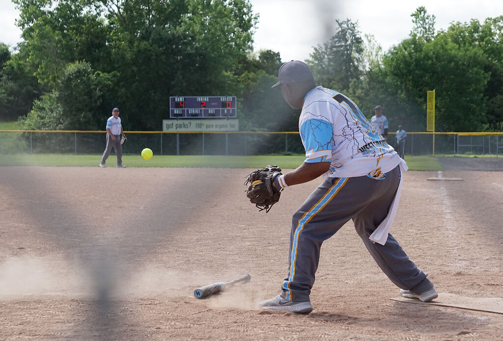 Jeff Huston attempts to get a runner out